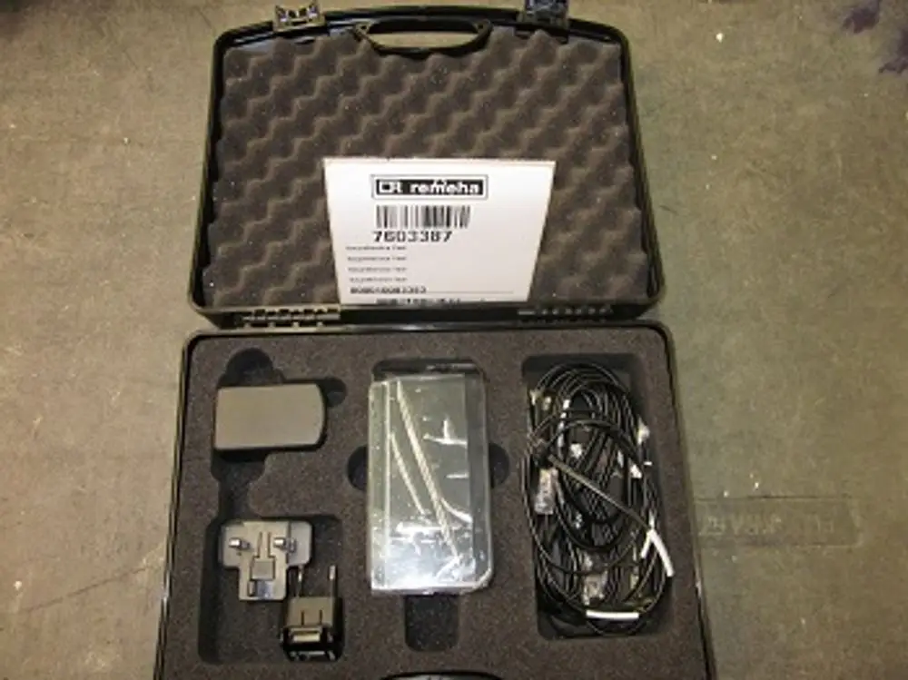 Ein schwarzer Koffer mit Schaumstoffeinlage, der ein Display, Kabel und Adapter enthält, mit einem Aufkleber der Marke Remeha.